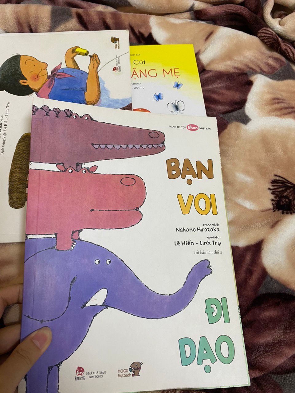 đầu tư sách cho con thì mẹ ko tiếc, mà con nhà mình rất thích sách ehon của bên mogu. cho shop 5 sao