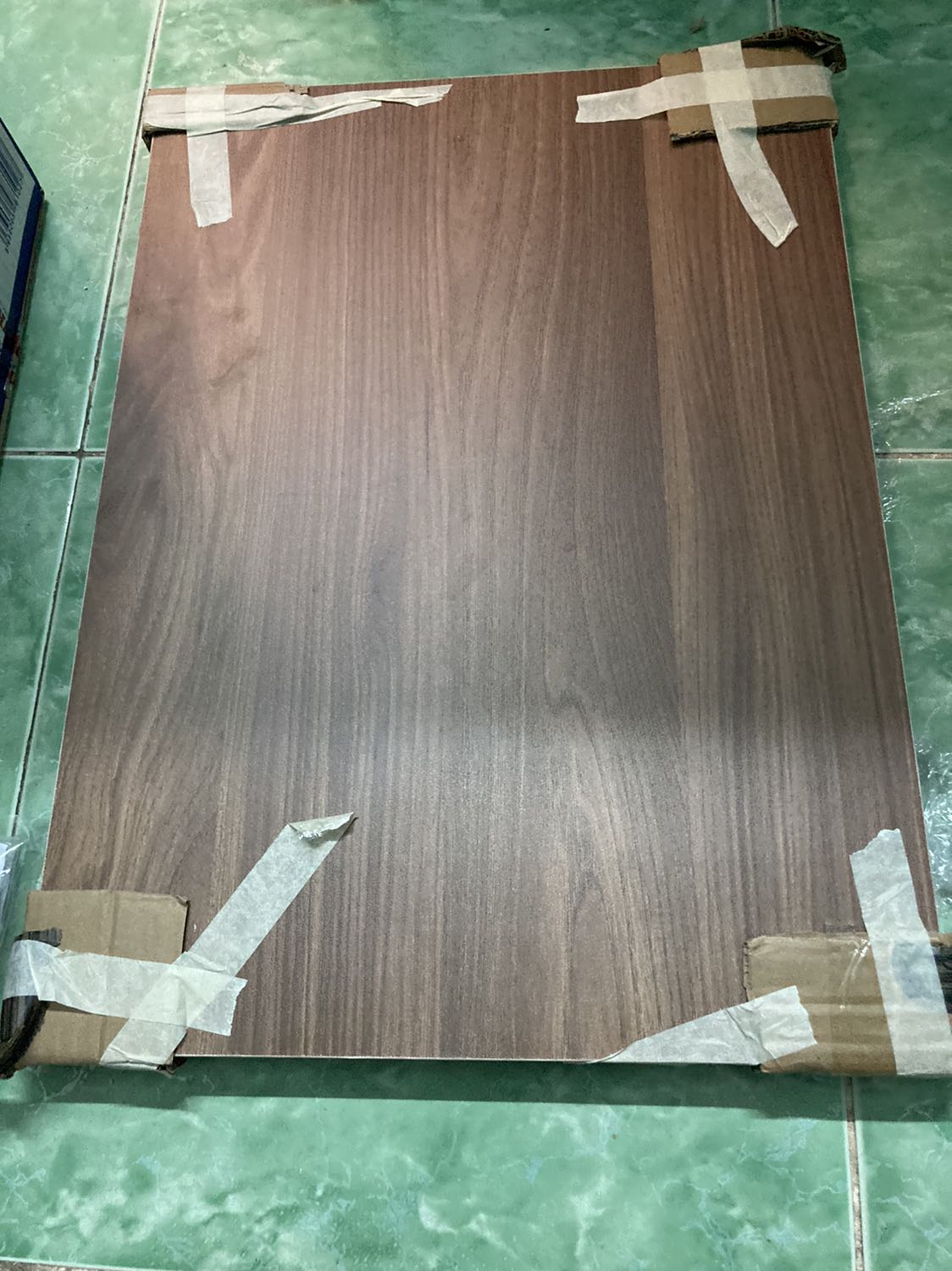 Đóng gói ổn, có dán các góc đễ tấm vãn không bị trầy xước thì phải, lần này thấy giao hàng hơi chậm hơn các lần trước, chọn màu vân đậm nên nhìn khá đẹp ưa mắt.