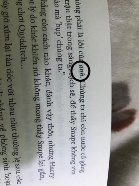 Lần đầu tiên mua sách của tiki mà lỗi chữ luôn á. Đọc khó chịu gê. Mới đọc quyển tập 1 đọc mấy trang mà lỗi 3 chữ đeo kinh viết là đeo kiếng, cửa kính- cửa kiếng
Không biết do mình mua sale rẻ nên lỗi hay gì. Nhưng đợt này giao sách không được hài lòng cho lắm
