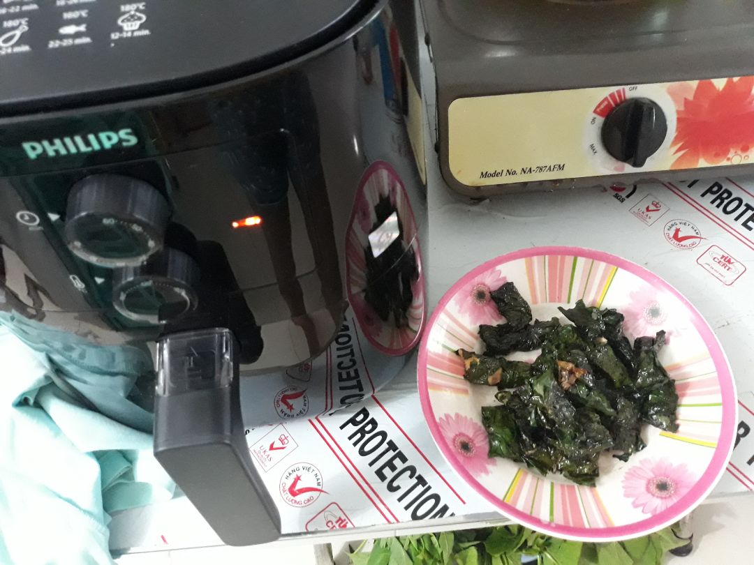 hàng giao đúng mô tả kèm phiếu bảo hành. hàng xuất xứ thái lan. nhìn chung về tỏng quan thì nồi ổn, chỉ có nhược điểm là dây điẹn quá ngắn và không thể tháo rời hay thu gọn. lần đầu khử mùi cho nồi thì mùi nhựa rất nhièu, kèm nồi gây tiếng ồn. Vỏ ngoài dễ bám bụi. sau khi khử mùi xong, mình làm thử bò lá lốt thì thấy sản phẩm làm ra ổn. không khô, không ngấy dầu. nồi lúc này cũng không qua ồn như lần đầu khử mùi