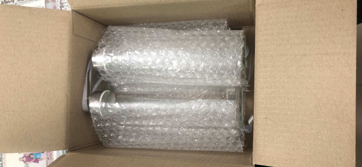 Giao hàng nhanh chỉ 1 ngày, đóng gói cẩn thận và không bị vỡ. Nhà mình thích dùng hàng thủy tinh vì tốt cho sức khỏe. Giá cả rất tốt. Mình cực kì hài lòng.