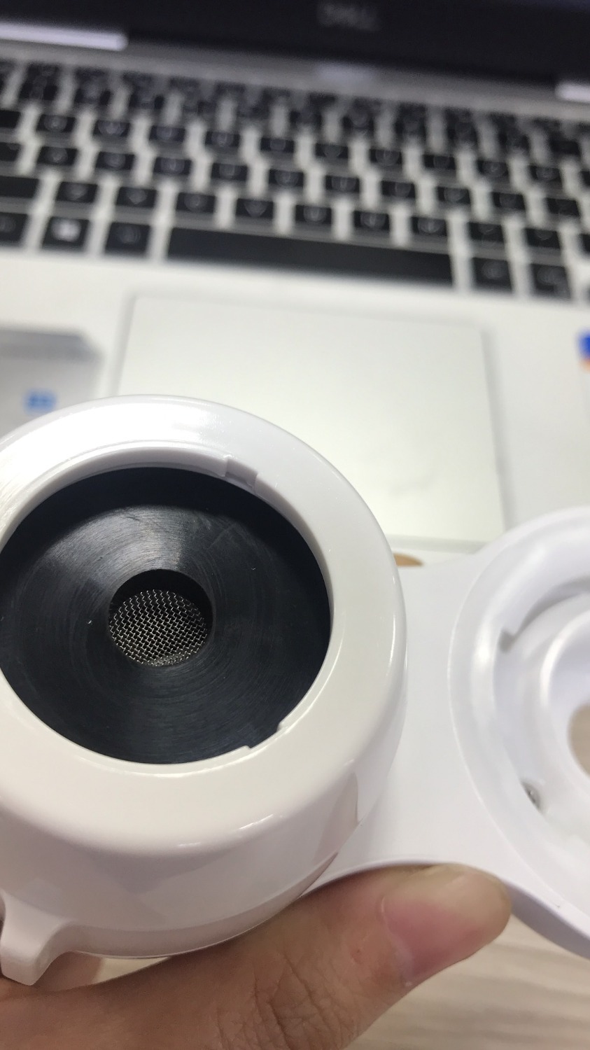 Giao hàng cũ đã được bóc ra lắp đặt và sử dụng, có vết trầy xước ở bên trong, hàng chỉ được bọc lại bằng lớp chống va đập chứ không còn nguyên.
Hộp đựng đã bị rách được dán tạm lại.
Mình mua hàng ngày 17/12 mà phiếu bảo hành là ngày 13/12