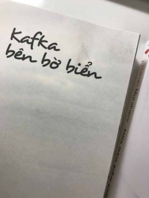 tiki giao hàng siêu nhanh nhưng khâu đóng gói ko ổn như ***, bên *** hình như là Nhã Nam tự tay gói hàng nên được bọc cẩn thận lắm kèm cả thiệp cảm ơn, sách cũng mới tinh. tiki sách hơi bụi mình phải lau đi. ngoài ra có 1 số lỗi như ảnh