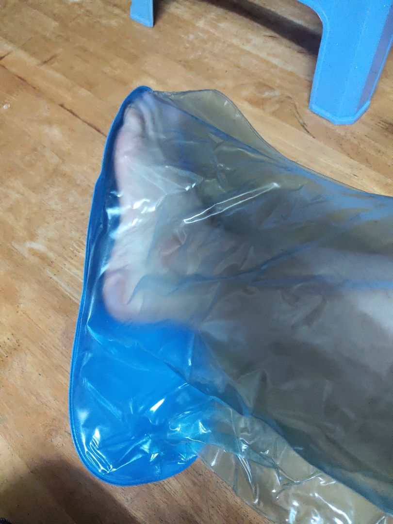 Ủng quá cỡ so với kích thước chân của mình (chân mình size 36) nhưng theo mình thì cũng quá to so với chân của nam chứ ko riêng gì nữ. Đế ko dày như mình nghĩ, cảm giác nhận hàng xong khá thất vọng! Haizz đeo tạm mùa mưa vậy ??