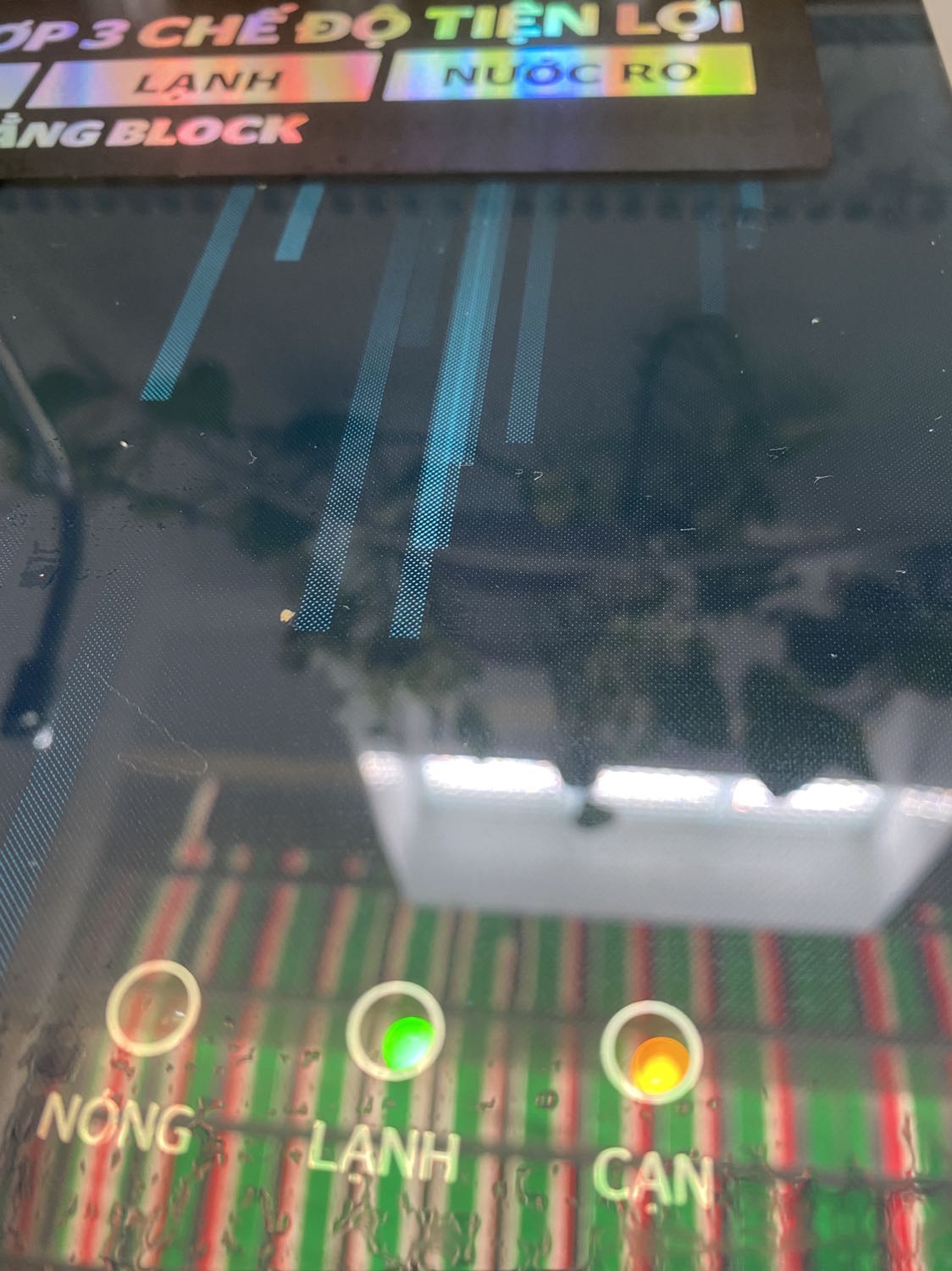 Giao hàng trễ, lắp đặp 2-3 ngày sau mới đến mình có thể thông cảm vì dịch. Nhưng mà lắp đặt xong, thì máy nước nóng ko hoạt động, đèn nước nóng ko cháy, đèn báo nước cạn thì cháy mãi, dù nước ra các vòi vẫn chảy bt. Hàng mua online bị lỗi kiểu này biết kêu ai mà đến bh đây?