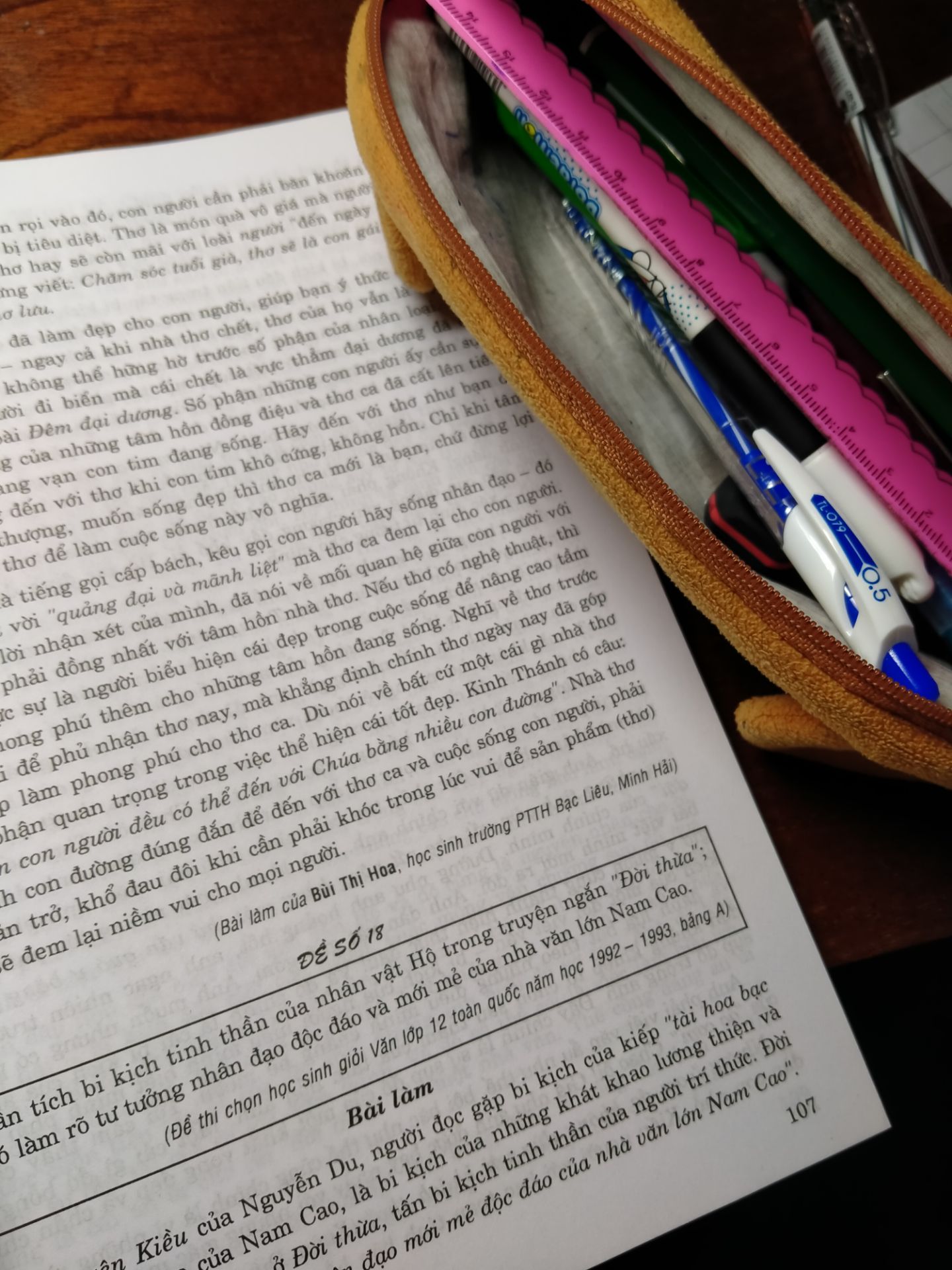 sách rất hay, hữu dụng cho các kỳ thi thpt! Mình trước mỗi kỳ thi đều lấy sách ra đọc để cảm nhận và trau dồi từ ngữ.
Đóng gói bao bì rất đẹp! Nói chung là ưng cái bụng!