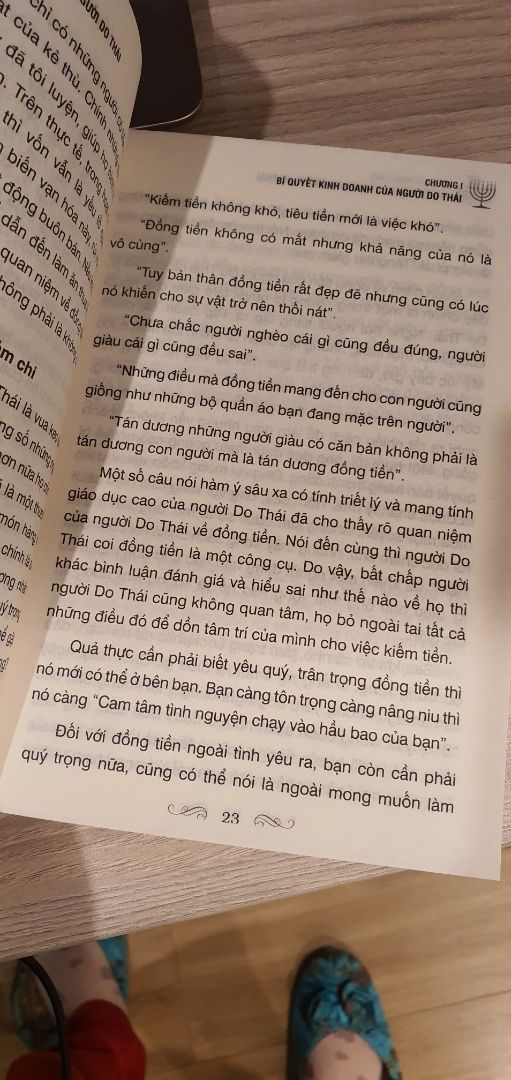 Chất lượng in và giấy rất tệ so với số tiền bỏ ra. Giấy mỏng, chữ in thì nhòe. Nội dung thì như được làm lại của cuốn "Triết lý làm giàu của người Do Thái". Thật sự rất thất vọng.