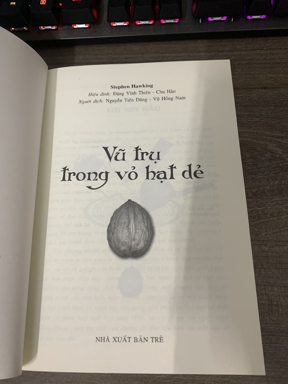 Sách mới tinh, tiki đóng gói cẩn thận giao hàng nhanh .
Mua combo 2 cuốn luôn …
Stephen Hawking là chuyên gia nổi tiếng về nghiên cứu vũ trụ chắc chắn cuốc sách sẽ cung cấp nhiều thông tin thú vị và bổ ích.