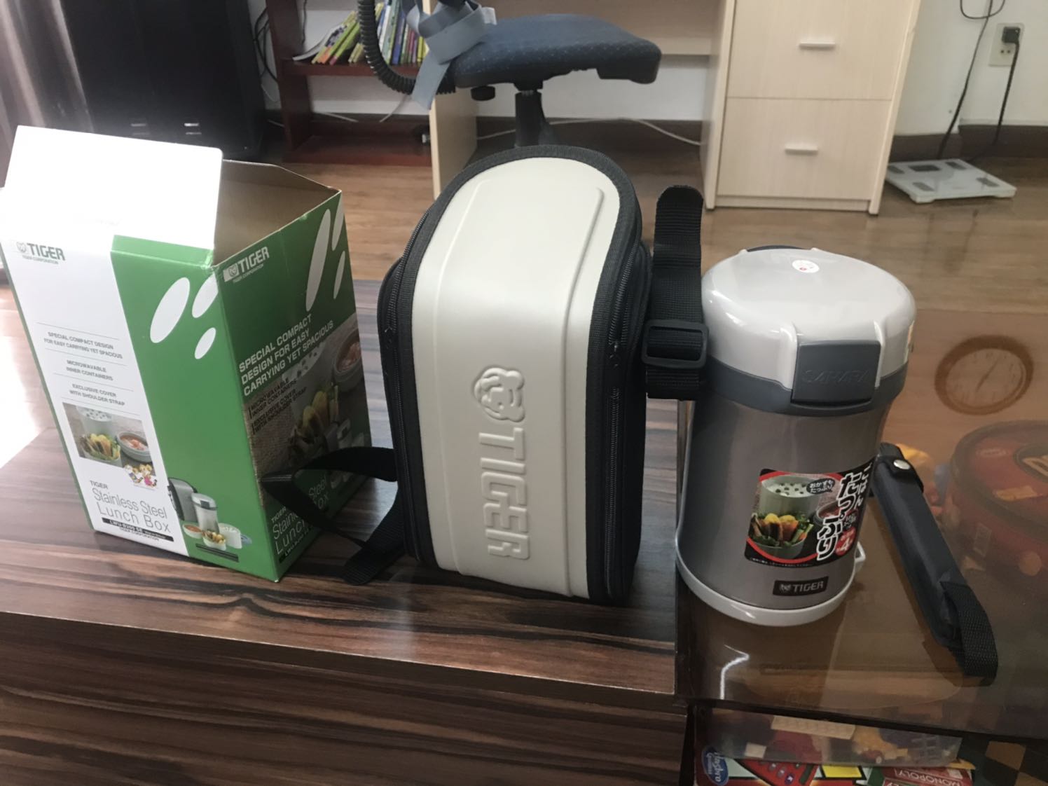 Mình cảm thấy đây không phải là hàng thật của Tiger vì thường hàng thật sẽ có chữ in tên thương hiệu lên sản phẩm ( không gỡ được), cái này thì chỉ có cái nhãn dán Tiger. Lại in chữ SAHARA trên  sản phẩm . Sản phẩm không sắc sảo như hàng tốt. Mình không hài lòng lắm. Mình muốn trả hàng không biết có được không.