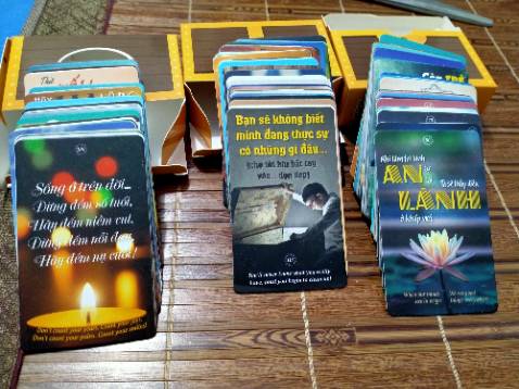 Đẹp và ý nghĩa, nhưng bộ ba hòm khó báu chiều dài hơi ngắn, đánh dấu trang sẽ hơi khó, mình sẽ dán những câu tâm đắc lên tường nơi dễ nhìn thấy mỗi ngày để nhắc nhở bản thân