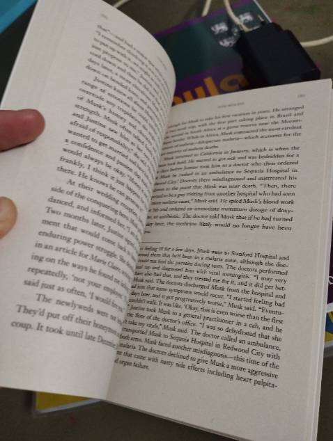 Chất lượng giấy mỏng và tệ, sách nhỏ xíu, không đáng giá tiền, CHÊ 👎👎👎👎 Không nên mua nha các bạn
