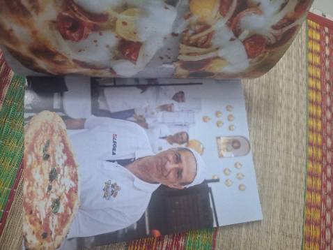 Một cuốn sách tuyệt vời cho các đầu bếp và những người yêu bánh Pizza. Cuốn sách của đầu bếp người Mỹ Ken Forkish, cũng là tác giả của cuốn sách nổi tiếng Bột nước muối men. Gần như toàn bộ những thông tin cần biết về Pizza, từ các kiểu pizza, cách chọn nguyên liệu đến cách làm các loại bánh pizza đều có trong cuốn sách này. Sách được in trên giấy bóng nhìn rất đẹp, sạch và sang. 1 cuốn sách rất tuyệt vời