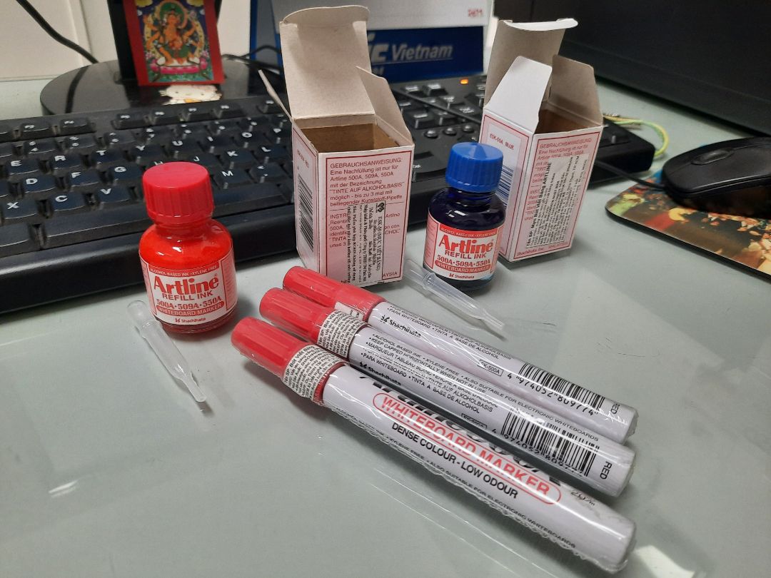 Hàng đóng gói cẩn thận. màu mưc tươi sáng, nắp vặn chặt, không bị đổ mực. Chai thủy tinh nhỏ, trông dễ thương. Mực đi kèm  pipet (ống hút) nên bơm mực cho bút lông rất dễ. Lọ mự trước của mình màu xanh và đen, dùng lâu nhưng không bị bay hơi, cặn mực. Đầu tư rất đáng đồng tiền!