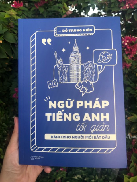 Sách được giao nhanh. Khi nhận sách trong hộp có bọc, tác giả còn gửi tặng 1 tấm thiệp cảm ơn rất xinh. Mình đánh giá cao sự chỉnh chu của shop. Sách có độ dày, chất liệu giấy tốt, bìa rất đẹp tạo cảm hứng cho người đọc. Mình đọc sơ qua thấy nội dung chỉnh chu, dễ hiểu, có cả phần giải thích rất chi tiết. Bố cục rõ ràng, hợp lý và không rườm rà thích hợp cho các bạn muốn lấy lại gốc tiếng Anh từ cơ bản. Nếu bạn đang tìm một cuốn sách dành cho người mới học hoặc đang muốn lấy lại gốc thì mình khuyên bạn nên mua cuốn sách này 🥰 Chắc chắn mình sẽ tiếp tục ủng hộ những đầu sách khác của tác giả và mua thêm cuốn sách này để dành tặng các em của mình. Cảm ơn tác giả và chúc mọi người sẽ có những trải nghiệm tốt giống mình khi đọc cuốn sách này ❤️