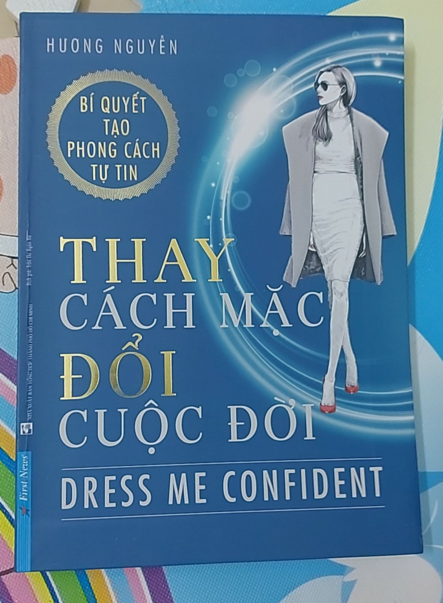 đọc xong quyển này mình vội lau chùi đôi dép cao gót để đi vào ngay. mọi lần ngại đau chân nhưng đúng là ăn mặc chỉnh tề trông mình khác thật. quyển sách quá hay!
