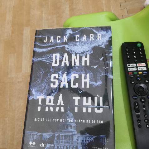 Ship nhanh, đặt chiều hôm trước mà hôm sau đã nhận đc, đc bọc sách và đc thêm bookmark