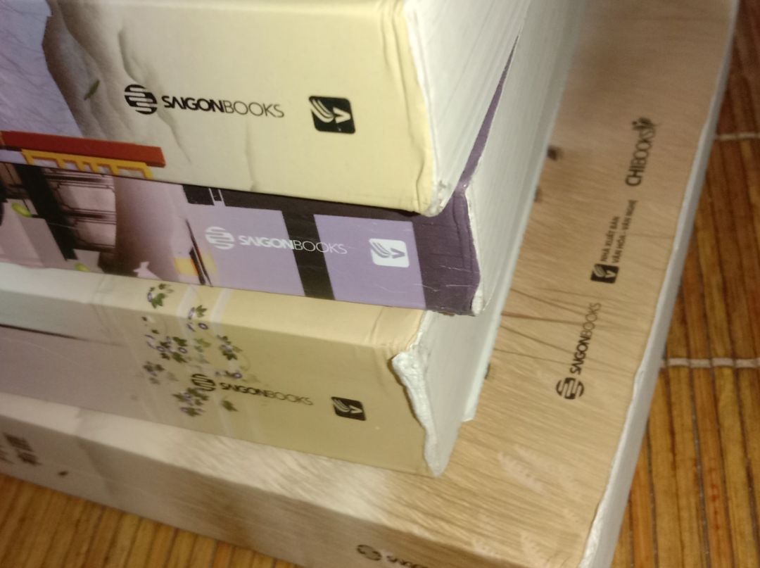 Thấy sách sale còn tầm gần 300k nên mình đã đặt nào ngờ shop lại gửi sách cũ cho mình sách không có seal; gãy hết góc sách; bìa dính keo tùm lum; bị bẩn trông không thể nào mà tệ hại hơn nữa 😶. Ngay cả quà tặng của shop cũng chỉ là một quyển sách cũ không thể nào cũ hơn được nữa. Cái thùng đựng sách thì chật khủng khiếp thế mà shop vẫn cố nhét sách vào được thì mình cũng chịu. Cái hộp về đến tay mình tan tác luôn. THẬT SỰ LÀ QUÁ THẤT VỌNG VỀ SHOP NÀY LUÔN Ạ. 🙃🙃