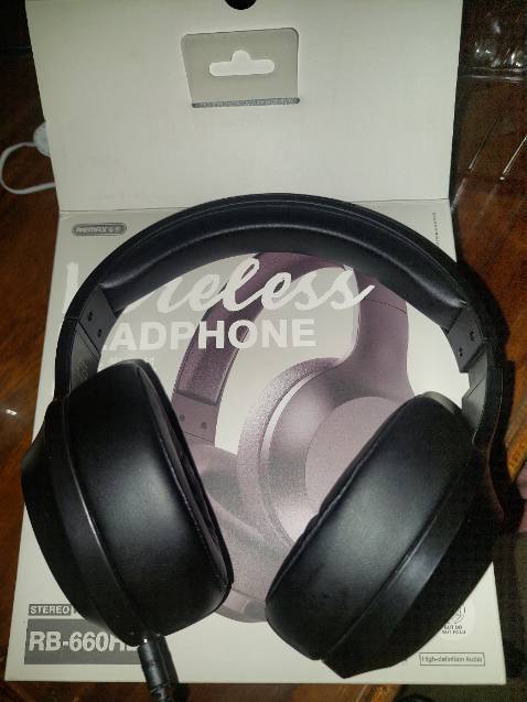 - Thiết kế đẹp, đơn giản nhưng khá bắt mắt
- Thiết bị không có chống ồn nha
- Kết nối bluetooth đôi khi hay chập chờn, cũng may là có cổng aux bù lại
- Thời lượng pin mạnh
- Âm bass chất lượng, thích hợp cho dòng remix nghe rất đã tai
- Nút bấm tăng giảm âm lượng và nguồn bằng cơ, có vẻ lỏng lẻo
- Giá cả rất ok đối với dòng sản phẩm trong tầm giá