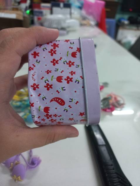 Hộp bị móp, khá cũ, có 1 cặp bị giãn dây.