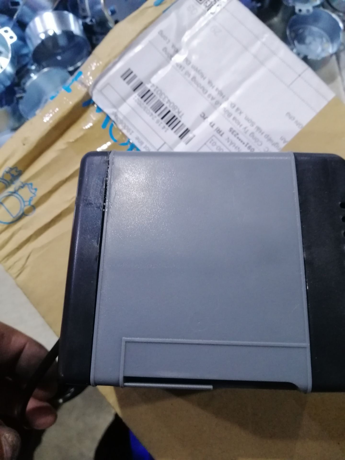 Ae nên tránh xa shop này sản phẩm mới mà dáng keo trầy xước như thế này