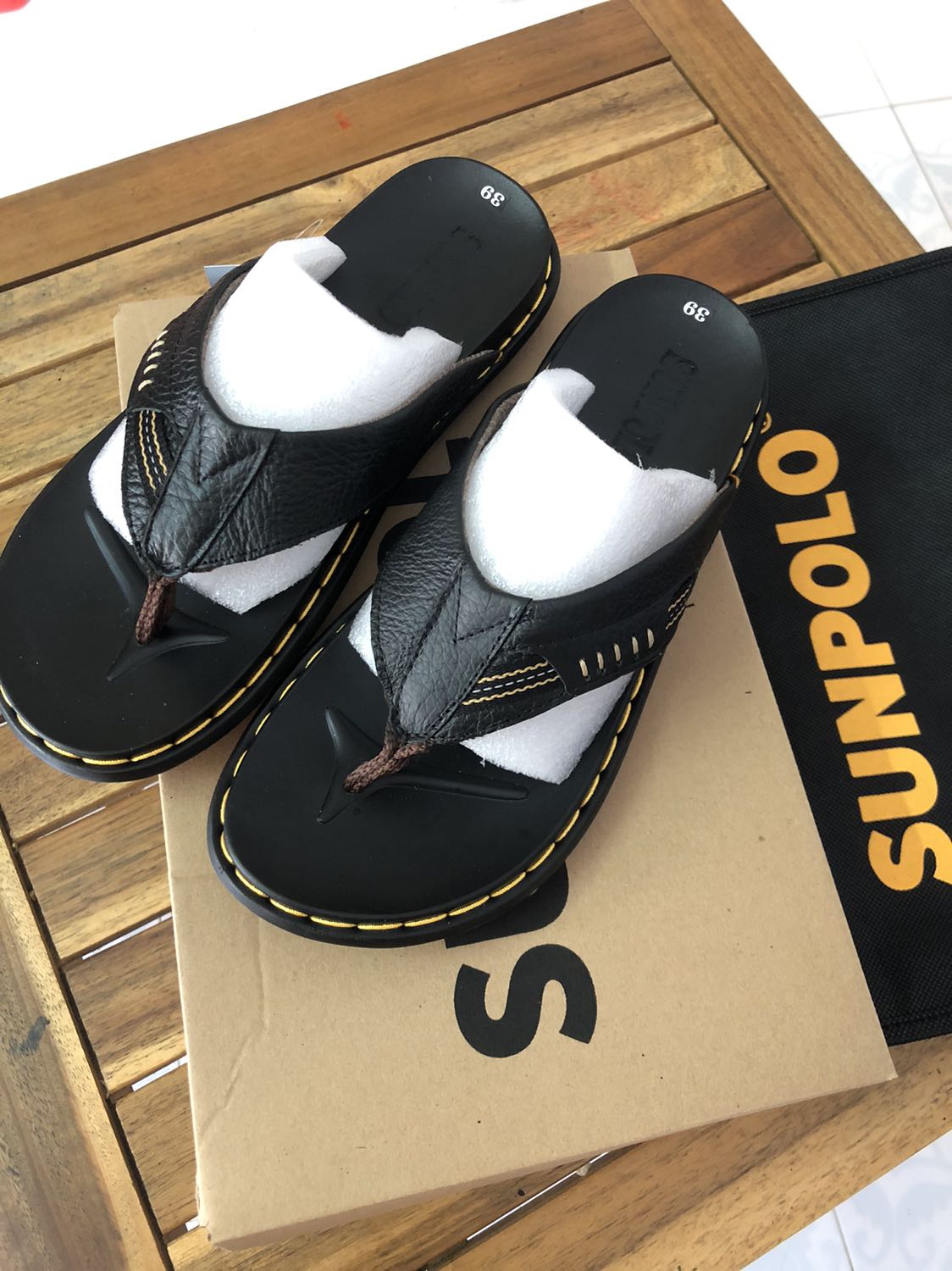 Dép đẹp ưng, an tâm vì sp giống hình độ bền thì chưa biết nhưng hiện tại rất hài lòng về cách phục vụ và tư vấn. Ủng hộ