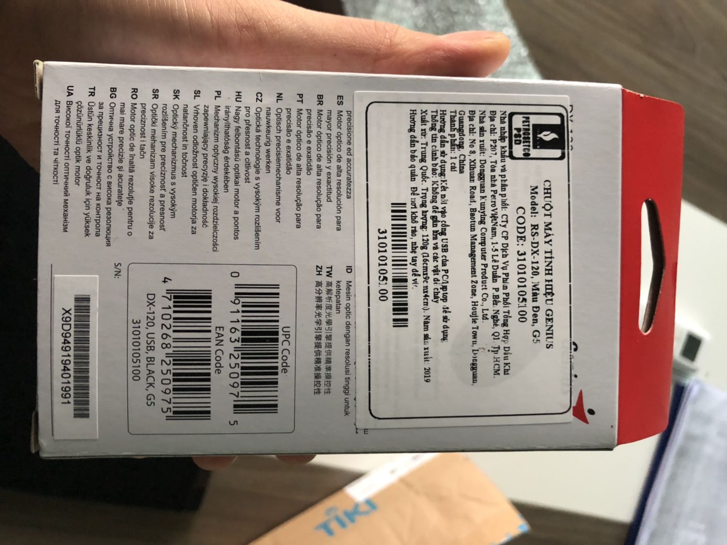 Tiki giao hàng nhanh, mình đặt hôm trước, hôm sau giao luôn, mặc dù dự kiến giao hàng là 2-3 ngày. Mình mới dùng chuột thấy tiếng kêu to, hơi ồn, con lăn di chuyển hơi nặng nên làm lâu là thấy mỏi tay. Mà do ánh sáng làm chuột có màu nhám đen chứ màu ở ngoài không có vậy. Còn về độ bền phải để *** thêm một thời gian nữa. Nhìn chung mình thấy chuột dây sẽ dùng ổn định hơn, mình buộc gọn dây vào thì nó cũng gọn, lại hợp lý về kinh tế, đỡ phải thay pin nhiều lần.