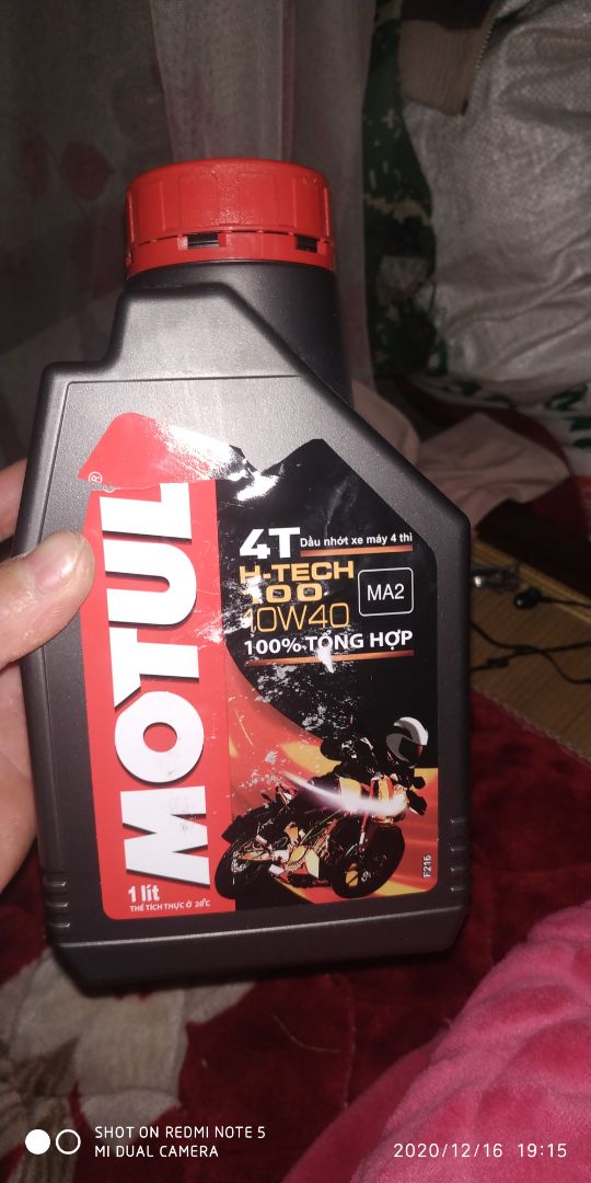 Nhận được bề mặt lọ nhớt trầy xước, hộp ọp ẹp rất không chuyên nghiệp. Không biết có phải nhớt giả không, hoàn toàn không yên tâm về chất lượng. Không có lần sau nữa đâu