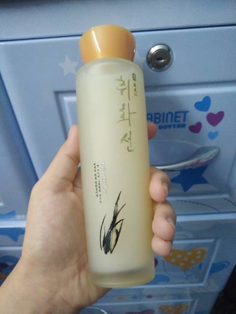 Sản phẩm không có bao bì, hộp đựng hay nhãn mác. Chỉ có mỗi chai như hình trên, mà không có team trên chai luôn. Chẳng biết nguồn gốc xuất xứ ở đâu, kiểu như hàng trôi nổi.