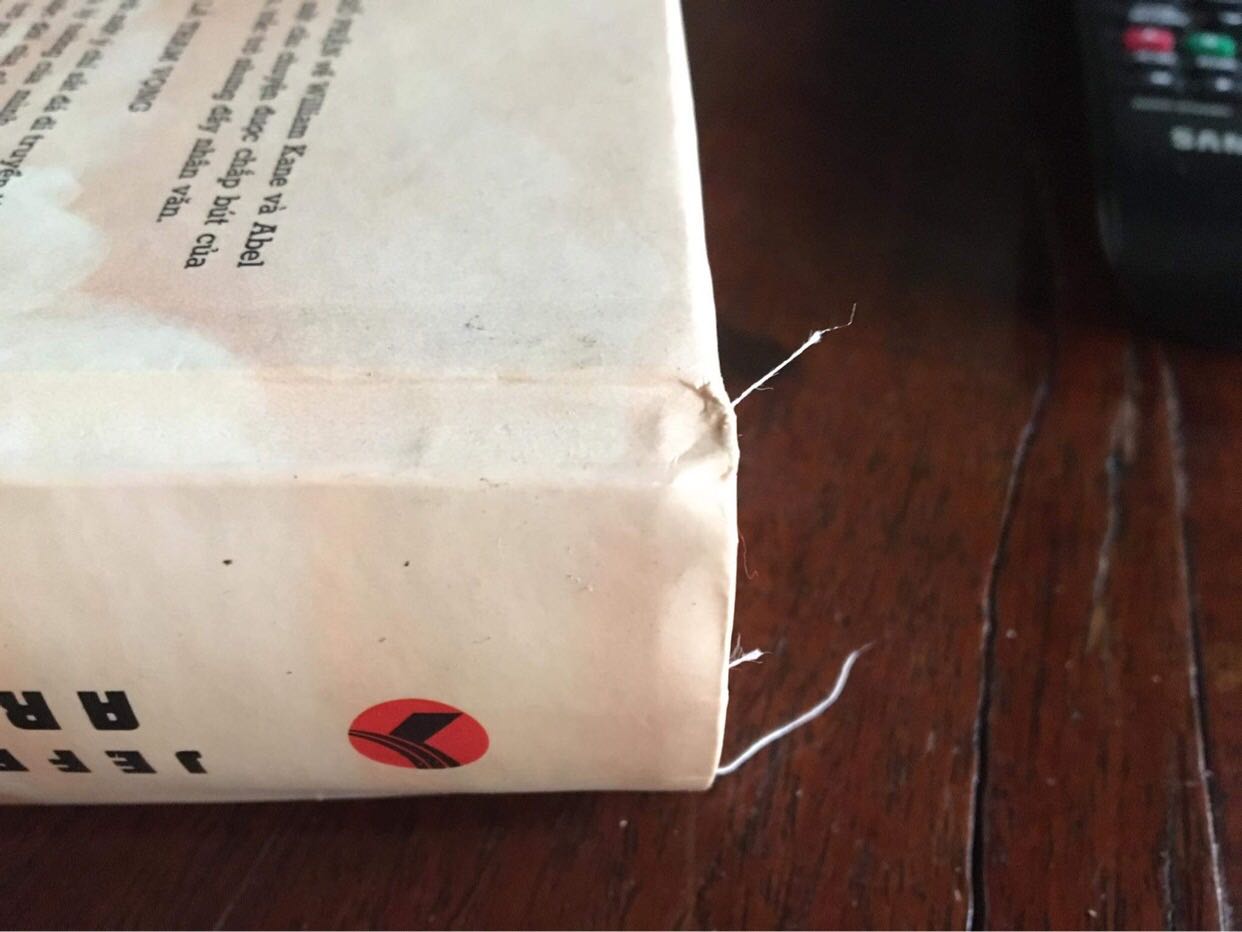 Mình chọn tiki mua sách vì mình tin vào chất lượng sản phẩm của tiki, nhưng lần này rất thất vọng. Lần trước mua đã thất vọng về khâu đóng gói rồi nhưng bỏ qua, mà lần này cực kỳ thất vọng.
Thứ 1: về khâu vận chuyển, mình đặt hàng hôm 10/10 đến 23/10 mới giao tới nơi. Trễ hơn nửa tháng.
Thứ 2: về khâu đóng gói, đóng gói cực kì hời hợt, hộp bóp méo khắp nơi, lót sách cũng không chắc chắn.
Thứ 3: về sách, mình mua tổng cộng 4 cuốn, chỉ duy nhất cuốn này là nhìn rất cũ kĩ, rách, méo khắp nơi. Mình có yêu cầu cao khi mua sách không bàn đến nội dung thì bề ngoài cực kì quan trọng. Tiki làm mình thất vọng quá, mua bao nhiêu lần thì cũng có fail nhưng cho qua mà lần này tệ quá. 
=> Chốt lại: tiki kiểm tra xem và đổi sách mới giúp mình, mong phần chăm sóc khách hàng bên tiki sẽ làm tốt.