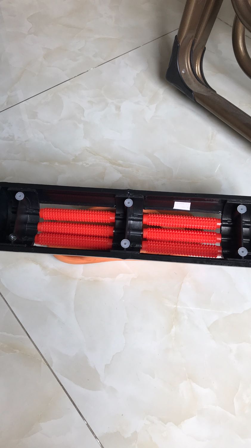 Sáu ốc chỉ có 5 ốc có chốt đậy , một không có