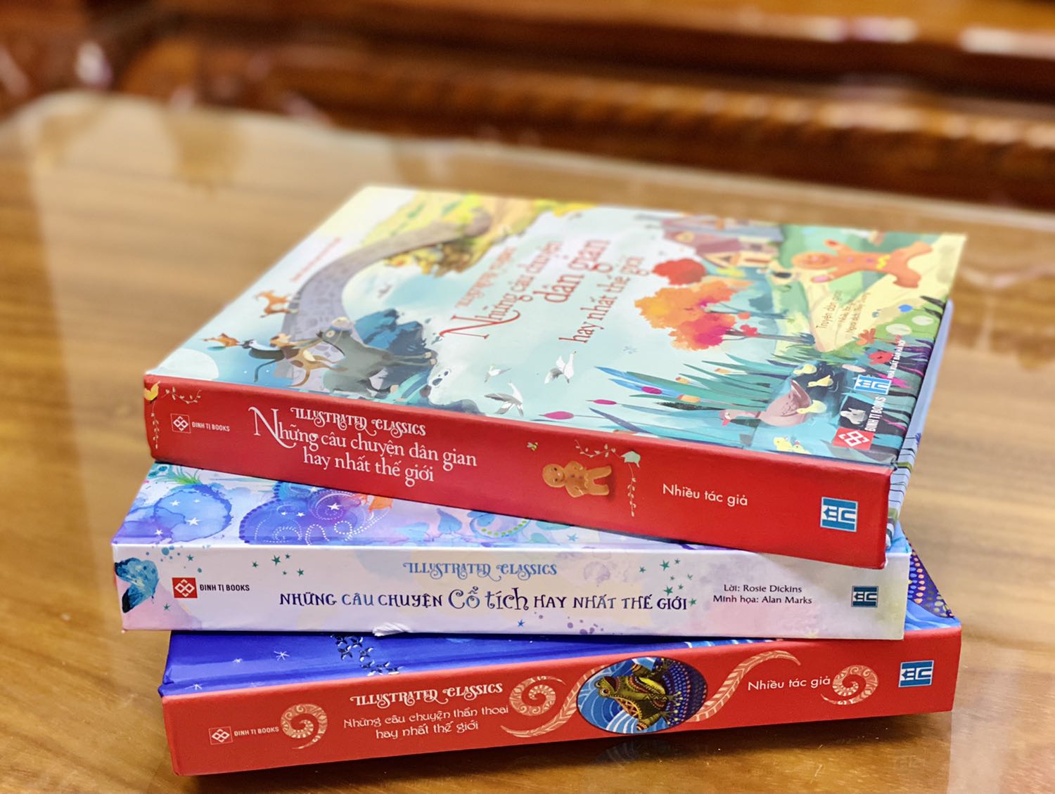 - Tiki giao hàng đúng dự định nhưng đóng gói chưa được cẩn thận.  
- Đơn lần này mình đặt combo 3 quyển “Những câu chuyện thần thoại/cổ tích/dân gian hay nhất thế giới”. Về mặt hình thức cả 3 quyển đều có bìa cứng, khổ nhỏ hơn mình tưởng tượng, cầm chắc tay. Sách được in màu toàn bộ, chất lượng giấy tốt, hình ảnh minh họa đẹp, ảnh bìa ấn tượng. 
- Do không được bọc chống sốc và màng co nên trong quá trình vận chuyển sách bị bẩn nhiều chỗ, 2/3 quyển bị rách nhẹ ở bìa. Nhìn chung combo 3 quyển mình mua với giá ưu đãi + freeship rất đáng giá tiền.