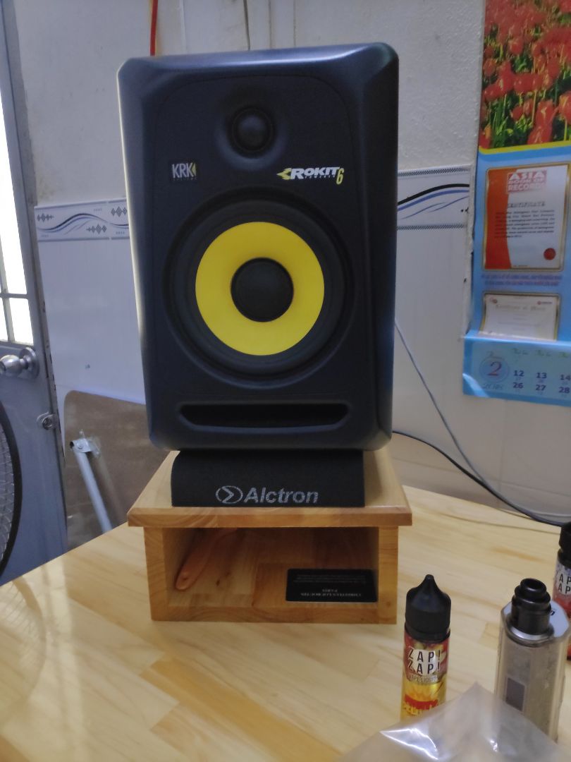 không vừa với loa Rokit 6 . có sản phẩm nào to hơn không shop ?