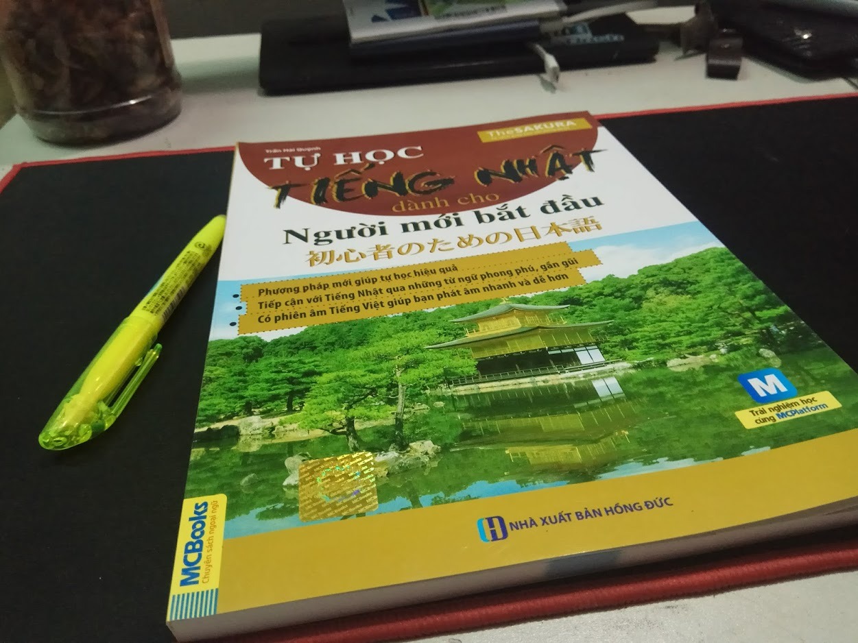 Sách bản to như SGK, hình ảnh đẹp, chất lượng giấy in đẹp, tạo sự thích thú khi cầm.
Nội dung rất cơ bản dành cho người mới bắt đầu. Hướng dẫn khá chi tiết, có phiên âm romaji và việt ngữ. Đồng thời lại được hỗ trợ app MCBooks để nghe đọc rất tuyệt với.