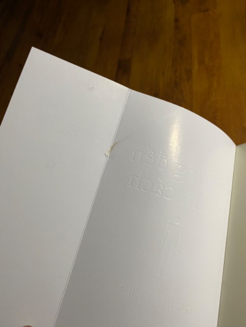 Đóng gói cẩn thận, kỹ càng, nguyên seal nhưng hơi cấn góc chút, bóc seal ra thì có vết cào khá sâu ở mặt trong bìa trước, nói chung ko ảnh hưởng gì đến mặt ngoài. Tạm ổn.