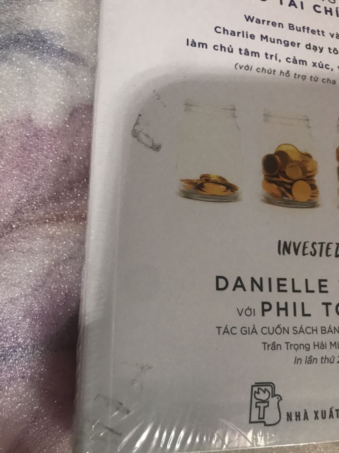 Tiki giao nhanh, trong vòng 1 ngày là nhận được rồi, và đóng gói cẩn thận. Tuy nhiên, sách bị bẩn ở bên trong lớp bóng kính nữa chứ không phải bên ngoài nên chắc là lỗi của bên NXB.