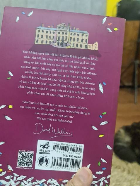 Mình mua gần như tất cả các cuốn sách của tác giả kiêm dv này. Sách hóm hỉnh hài hước lắm.