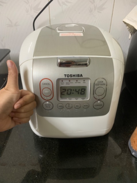 Thời gian giao hàng nhanh, tối ngày 10 đặt, trưa ngày 12 nhận hàng. Đóng gói gọn, chắc chắn. Hàng mới nguyên ko bị trầy xước hay nứt vỡ, phụ kiện đầy đủ.
Loại 1lít này phù hợp với gia đình từ 1-4 người. Nồi nhỏ gọn, đẹp mắt, lòng nồi nặng tay, khi cầm có cảm giác rất chắc chắn.
Đã nấu thử món cháo trắng. Thành phẩm ra cháo ngon mềm, thời gian cũng nhanh, ko lo canh cháo sôi trào như những loại nồi thông thường. 
Hi vọng sử dụng lâu bền. Sẽ ủng hộ nếu cần mua thêm.