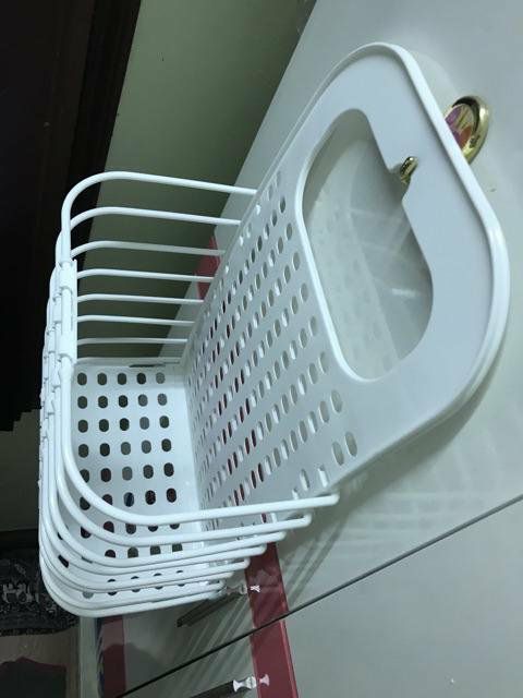 Hàng đẹp chắc chắn nhưng dùng móc dán kèm theo thì không sẽ rớt mất nên mình khoan tường luôn hehe