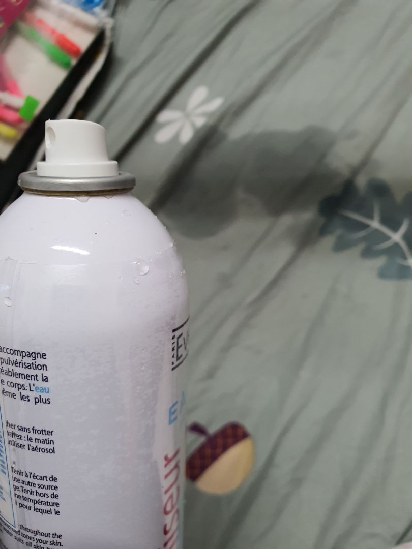 quá tệ. mua mấy tuần trc giờ mới bóc dùng mua trên tiki bn chai này rồi k sao đến lần này thì bị. mã vạch chưa tra k biết hàng chuẩn không nhưng xịt mà chảy nước ròng ròng như thế này thì xịt kiểu gì. nghiêng chai nước bên trong chảy ra thành dòng chứ không phải giọt. m có quay video lại nhưng k up được video. xịt 2 lần mà nó ướt hết đệm như thế kia đấy. tiki cho mình đổi hàng!!