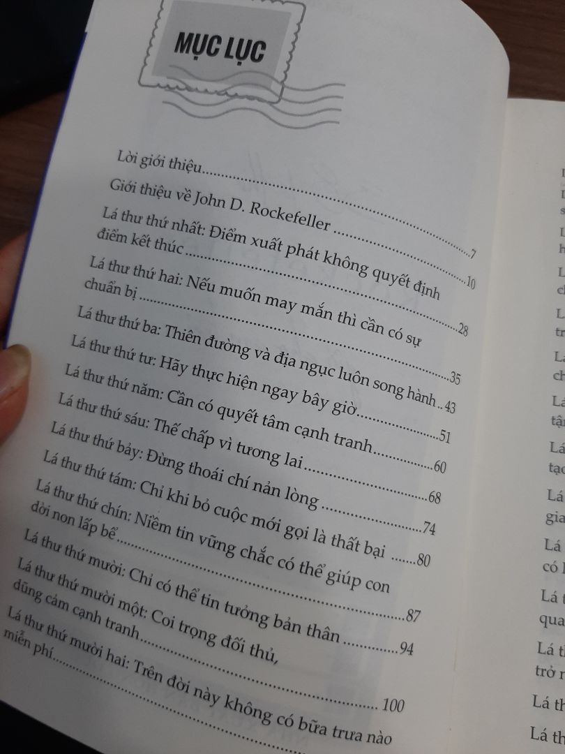 Sự thịnh vượng và giàu có của gia tộc Rockefeller bắt nguồn từ những lời khuyên mà Rockefeller để lại cho con cháu.

Thế hệ này qua thế hệ khác đã ngày đêm nghiên cứu, tiếp thu những lý luận ấy và đem ra thực hành, để truyền thống được lưu truyền, thế hệ này ưu tú hơn thế hệ sau.

Trong suốt cuộc đời mình, "Vua dầu mỏ" đã viết tổng cộng 38 lá thư để dặn dò con trai bằng những bài học trong kinh doanh, cuộc sống mà bản thân ông đã từng trải qua và tự mình chiêm nghiệm