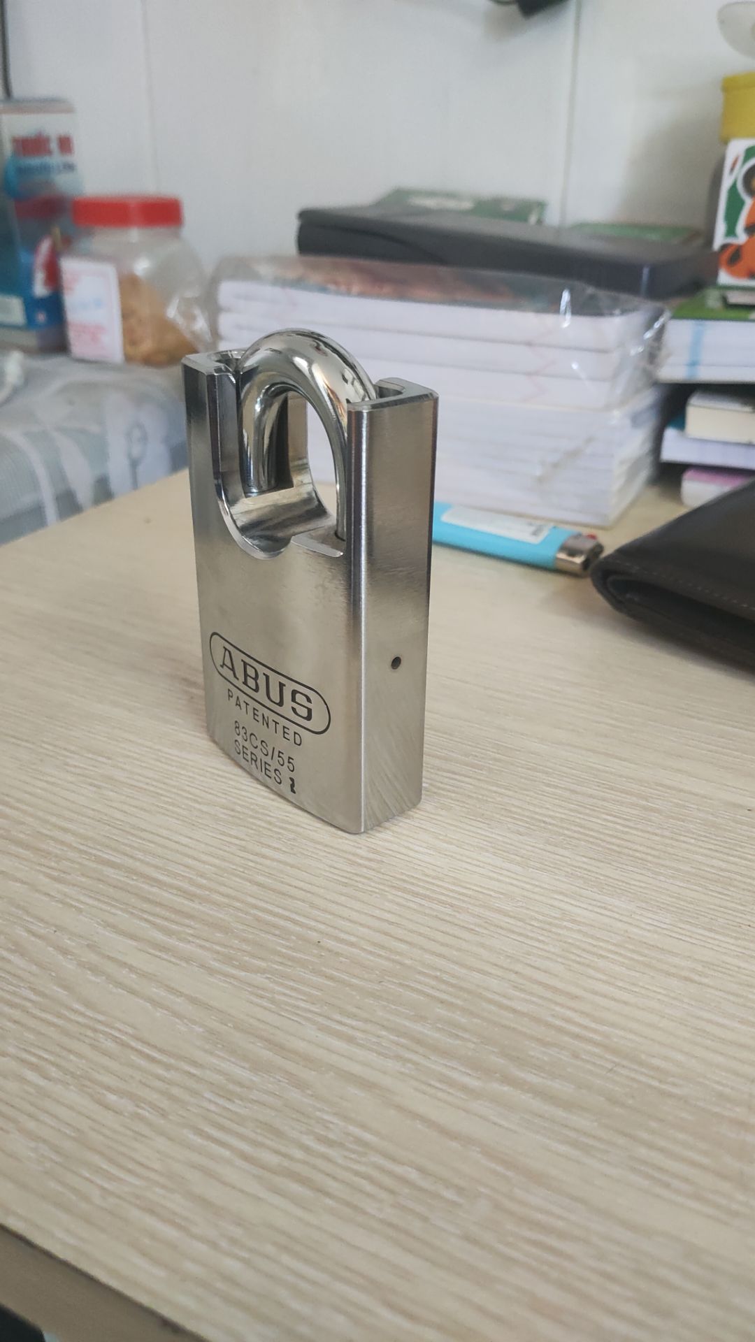 Ổ khoá nặng và đầm tay, nhìn rất đẹp và chất lượng, là loại ổ khoá bi và ngậm chìa. Độ bảo mật thì ko dám chắc vì mình xem trên Youtube thấy người ta mở ổ khoá này rất dễ, chỉ cần móc móc mấy cái là xong. Nên chắc là chỉ đối phó với dân nghiệp dư  đc thôi chứ nếu trúng dân chuyên nghiệp thì ổ khoá này coi như cũng vô dụng.