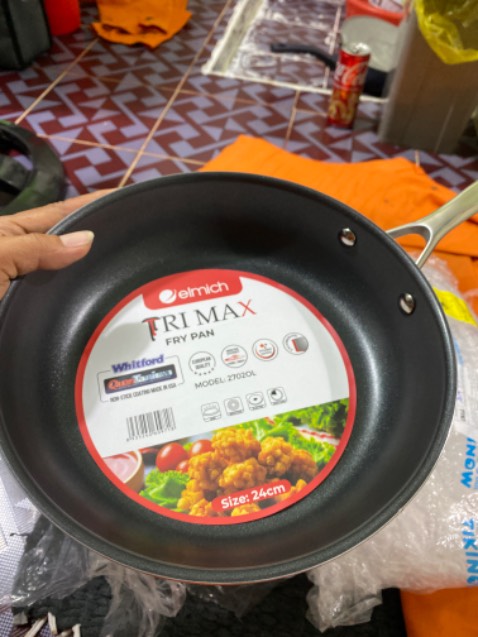 Chảo thì đẹp đó, thấy lớp chống dính có vẻ chắc chắn. Nhưng ko biết do bên vận chuyển hay do sp bị lỗi sẵn. Mẻ hết 1 miếng ở thành chảo.