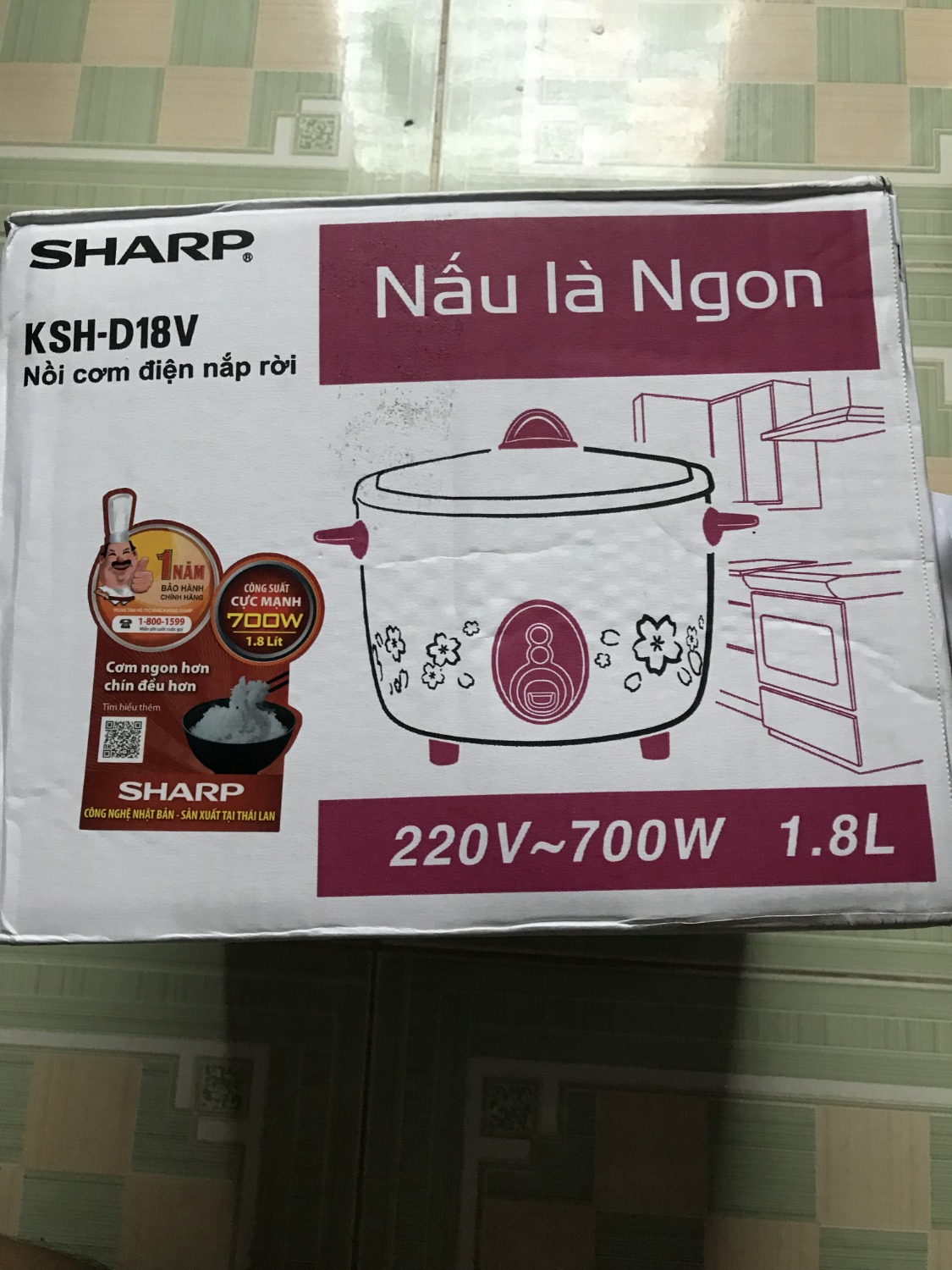 Mình đã mua nồi cơm điện này mới đây và nhận nó sớm hơn 2 ngày so với dự kiến, mình thấy nhân viên giao hàng tận nơi, thân thiện, hàng hóa được đóng gói kĩ càng, có giấy bảo hành cho sản phẩm luôn, mình mới sài nên cũng không biết nó tốt hay không nhưng thấy đóng gói kỹ càng sạch sẽ, có nhãn mác cũng yên tâm hơn phần nào, bán hàng sản phẩm uy tín thì nhất định người dùng sẽ tin dùng thôi, chúc cửa hàng ngày càng phát triển hơn nữa nhé !