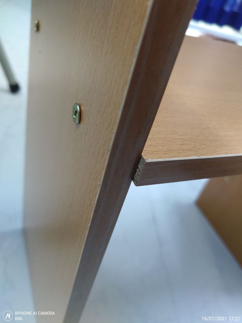 Cho 5 sao vì giá và giá trị khách hàng nhận được tương xứng nhau. Nhưng mình muốn nêu rõ giá rẻ thì mang lại phiền toái gi:
1/ Gia công không chính xác. Các lỗ ốc không  được đo đạc cẩn thận. Lắp vào bị lệch.
2/ Tất nhiên, phải tự lắp. Ai không rành thì chịu bó tay.
3/ Xử lý vụn gỗ và vụn nhựa tệ. Mạt cưa nhiều, rơi cả ra sàn nhà, em bé hít phải là toang.

Bù lại: tiện lợi, thay đổi được kích thước kệ.