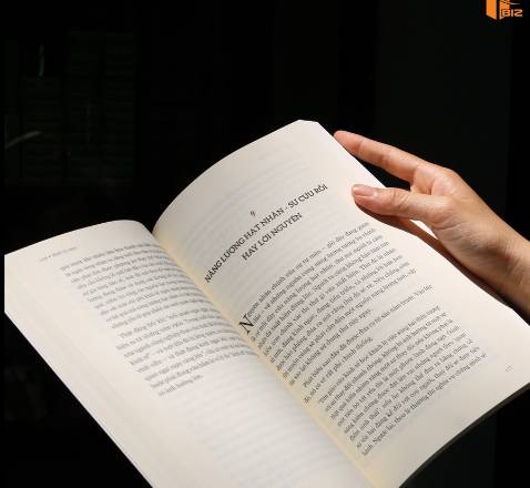 "Thành thị đã mở mang quá rộng lớn còn nông thôn thì đang suy kiệt. 
Thành thị biến thành khối nam châm toàn năng, trong lúc đời sống thôn đã mất hết mọi thú vị sinh hoạt. 
Vẫn còn một chân lý chưa hề suy chuyển: Một tâm trí trong sáng tuỳ thuộc vào cơ thể lành mạnh và tương tự như vậy, các thành thị có khoẻ khoắn được cũng là nhờ nông thôn khoẻ khoắn.
Với tất cả của cải phong phú của mình, thành thị chẳng qua chỉ đơn thuần là những địa điểm sản xuất cấp 2, còn nền sản xuất cấp một, cấp cơ bản, tức là điều kiện tiên quyết của toàn bộ đời sống kinh tế thì vẫn tiếp tục diễn ra ở nông thôn." #EFSchumacher  #nhỏ_là_đẹp 
Cuốn sách nên đọc cho tất cả các bạn đang muốn quay về nông thôn và những người quan tâm đến sản xuất quy mô nhỏ, phi tập trung.  
Ông Schumacher sinh năm 1911, cùng thời với cụ #MasanobuFukuoka (1913). Cuốn sách này của ông xuất bản lần đầu năm 1973, cuốn #cuoccachmangmotcongrom xuất bản năm 1978.
Một ông phương Tây, một ông phương Đông nhưng tầm nhìn có nhiều điểm tương đồng, cho dù entry points rất khác nhau. 
Những điều ông nói từ những năm 60-70 giờ vẫn đầy tính thời sự.