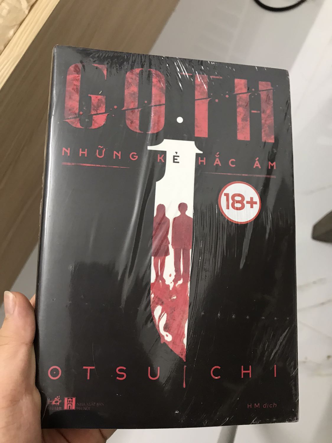 Lần đầu mình thấy có bọc sách :)) giao hàng nhanh, bìa trông xinh quá tr