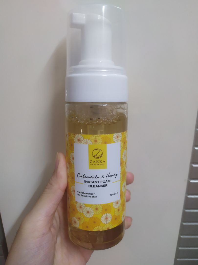 Toner hoa cúc: mùi thơm dễ chịu, nghe như mùi trà hoa cúc. Và đặc biệt ko có cồn, phù hợp với đứa da nhạy cảm như mình. Cấp ẩm ổn, nhưng có vẻ xài hơi hao xí. 
Sữa rửa mặt hoa cúc: dạng bọt siêu tiện đối với những đứa lười tạo bọt như mình, mùi thơm, phù hợp với da sida như mình hihi. Vì được dùng ở spa nên mình bị mê đắm đuối và rước về dùng, đến giờ xài chắc cũng được 5 chai đã hết rồi