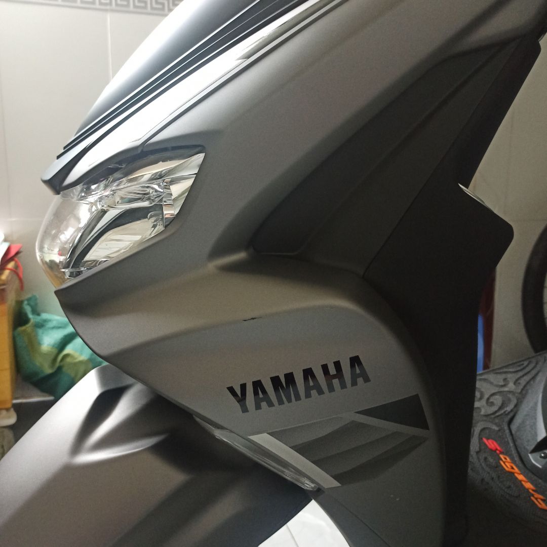 mình dùng voucher giảm 200k sp yamaha nên mua mặt nạ ~90k thôi. dán lên đầu xe đỡ tù hơn