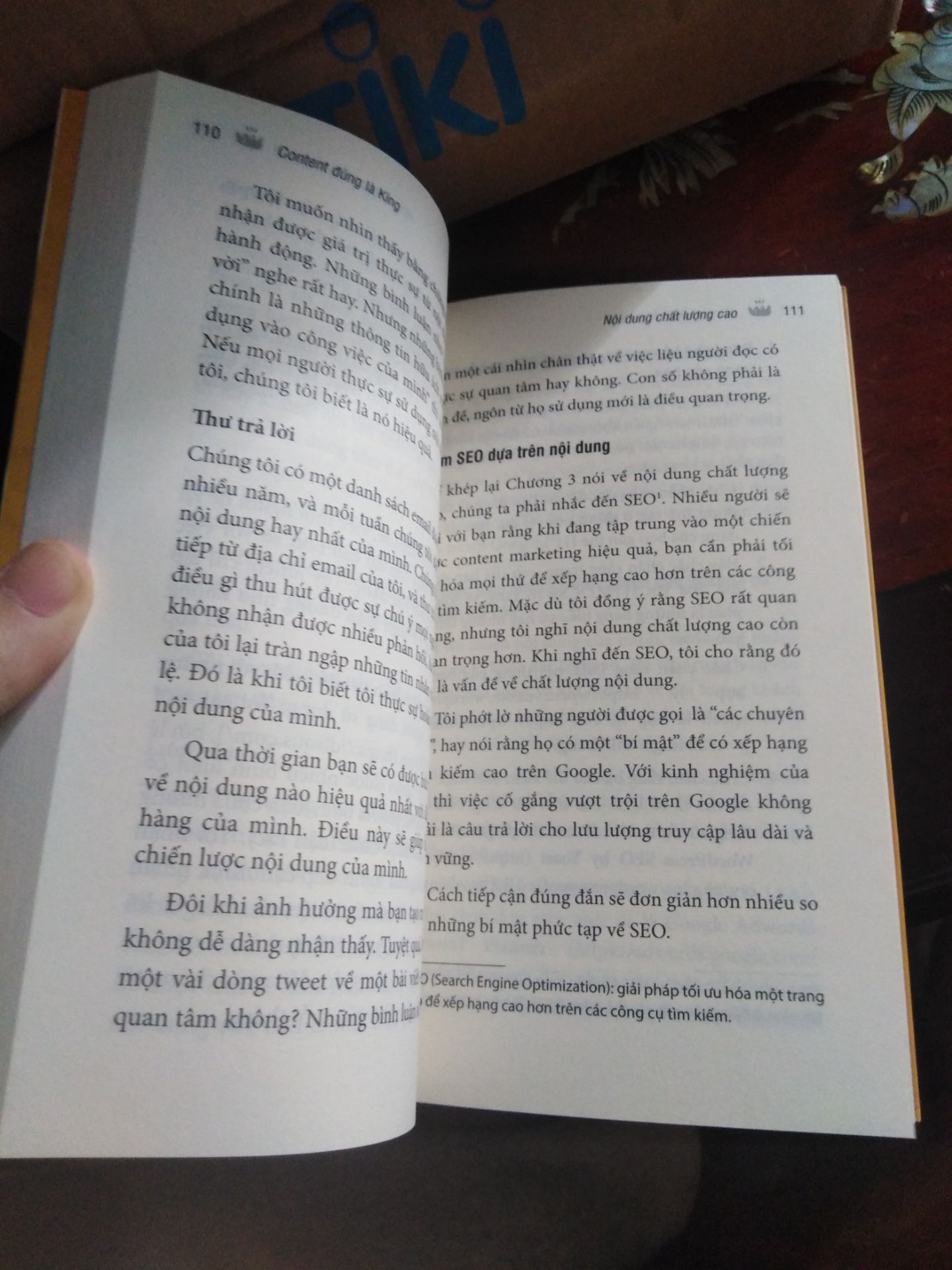 mặt bìa sau có hơi xước chút nhưng không sao, dù hộp giấy có méo nhưng sách vẫn ổn và còn tốt