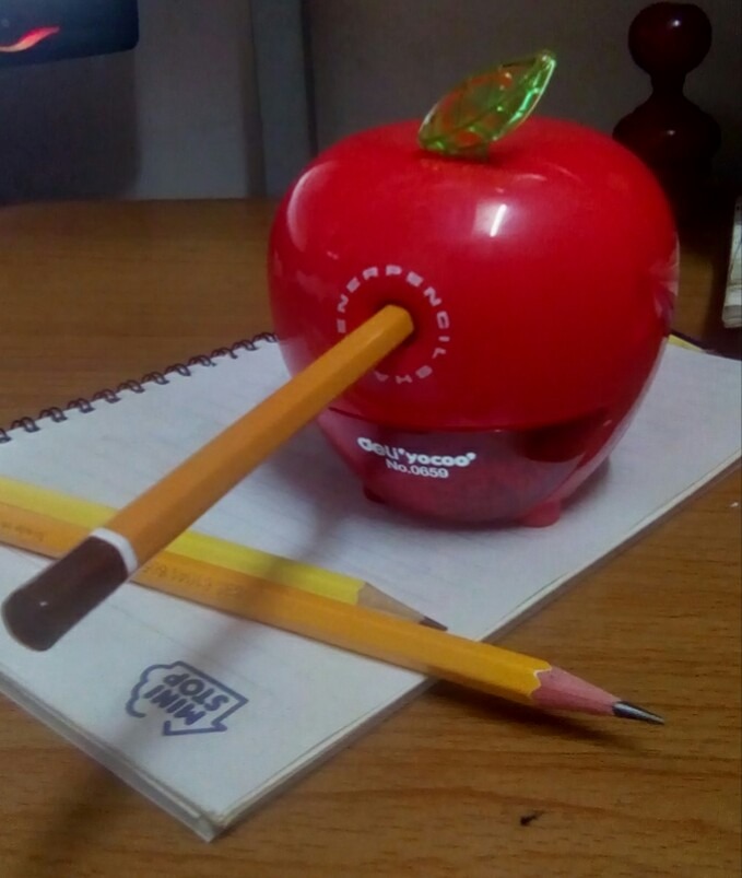 sản phẩm đẹp, tiki giao cho mình ngẫu nhiên quả táo đỏ đúng ngay màu mình thích! Chỉ với thao tác dễ dàng là có ngay cây bút chì nhọn hoắt, gọt êm, sản phẩm bằng nhựa cứng với lõi chuốt bằng kim loại bên trong, giá thành hợp lý!